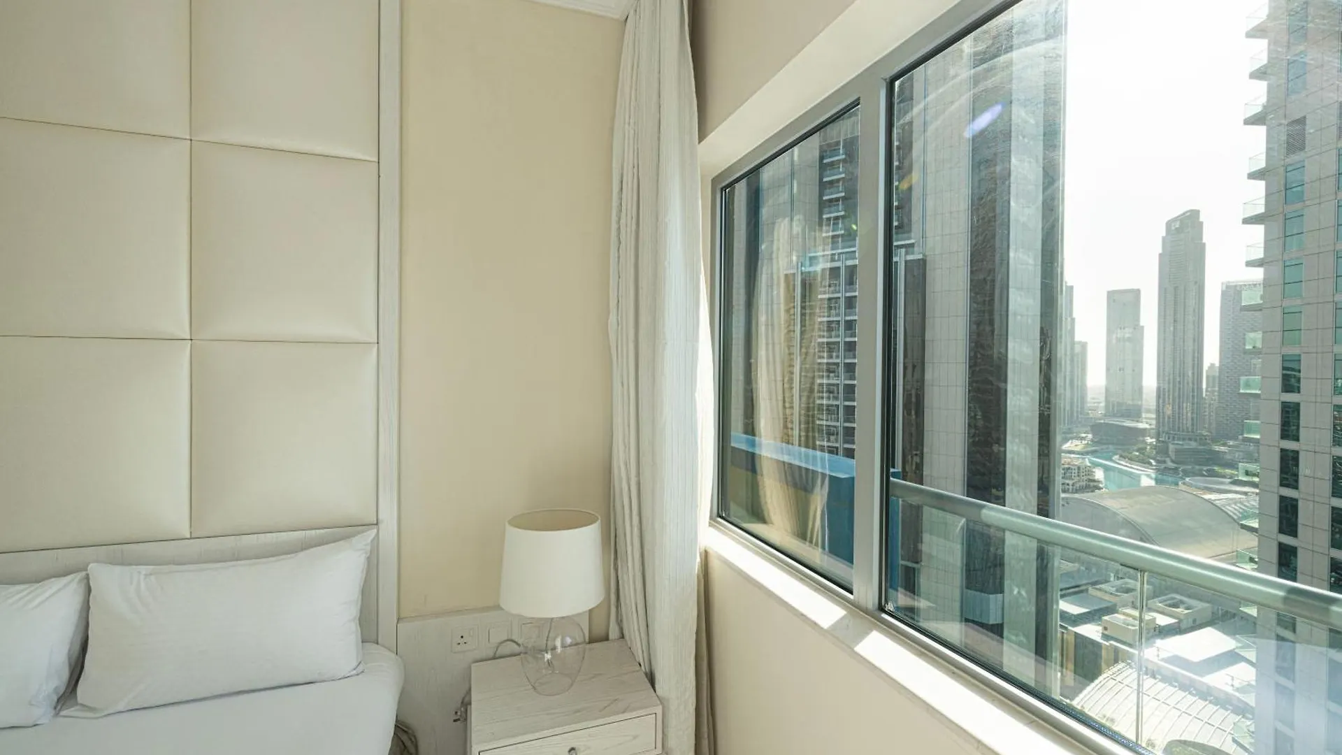 Apartment 2 Minute Walk To Dubai Mall - 3 Bedroom Burj Khalifa View With Pool And Spa