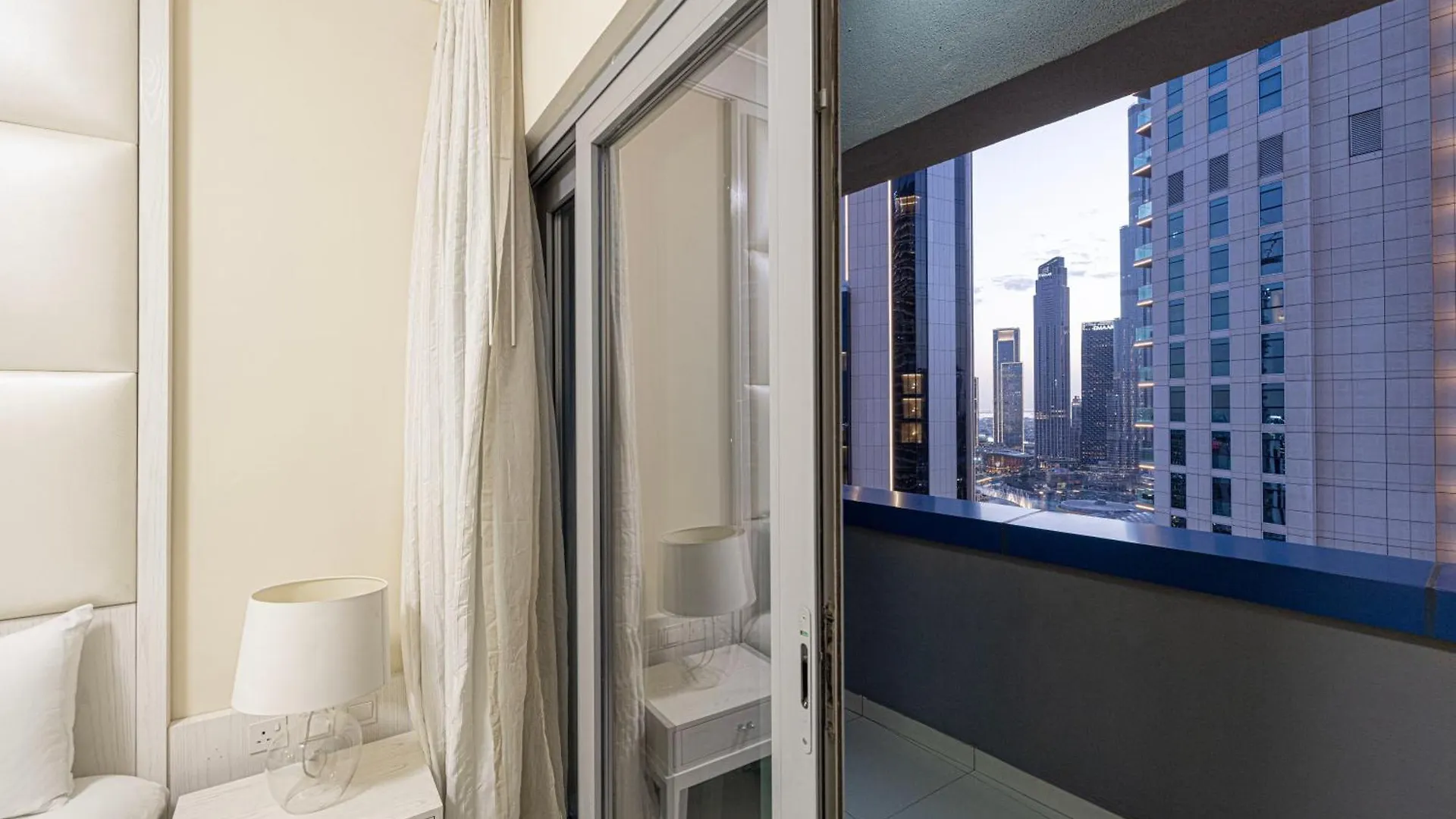 2 Minute Walk To Dubai Mall - 3 Bedroom Burj Khalifa View With Pool And Spa Apartment