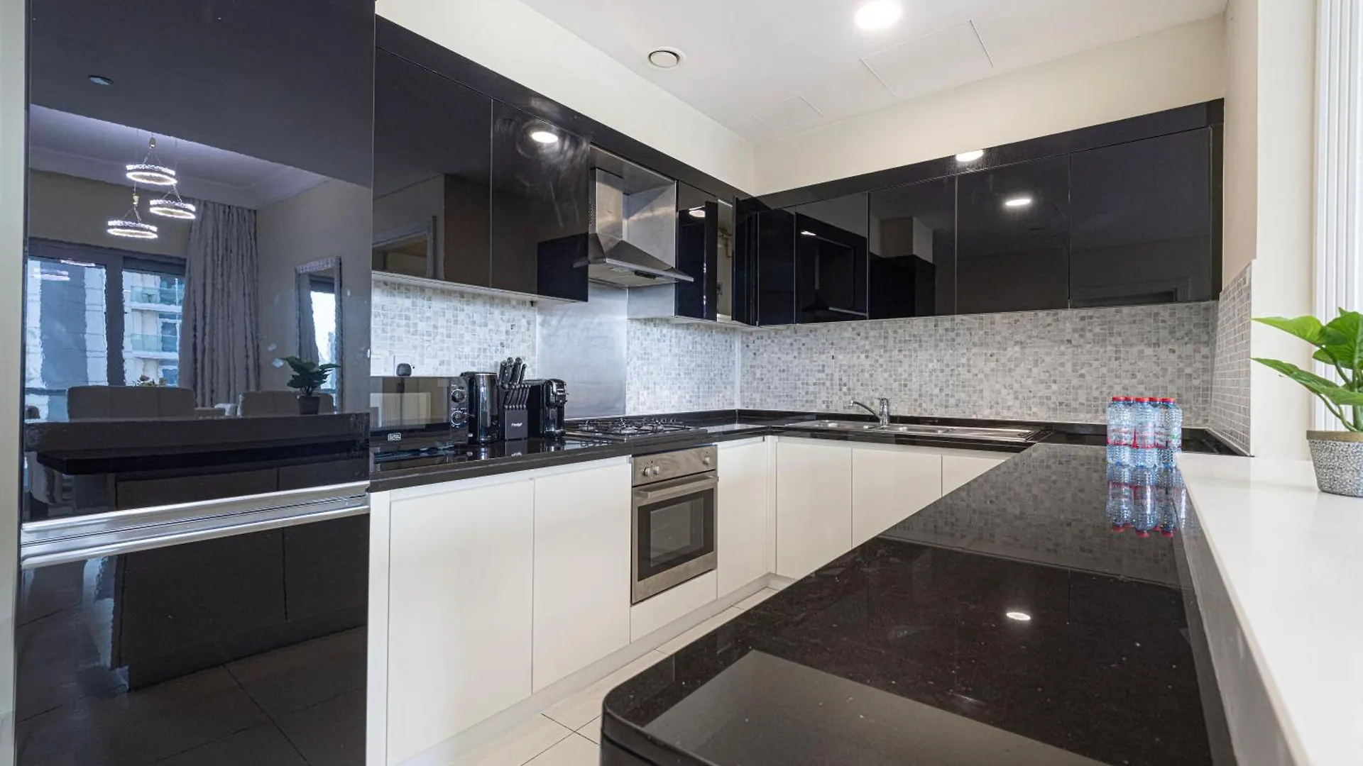 Apartment 2 Minute Walk To Dubai Mall - 3 Bedroom Burj Khalifa View With Pool And Spa