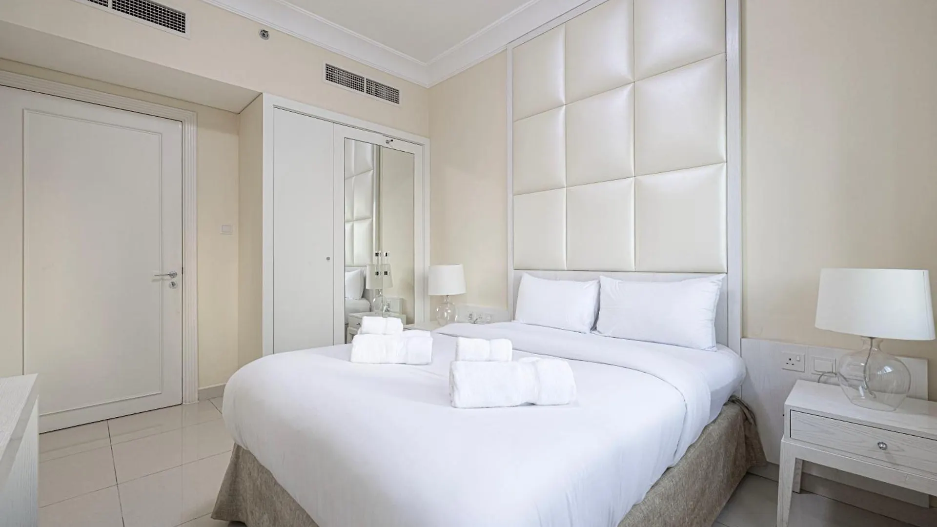 2 Minute Walk To Dubai Mall - 3 Bedroom Burj Khalifa View With Pool And Spa 0*,  United Arab Emirates