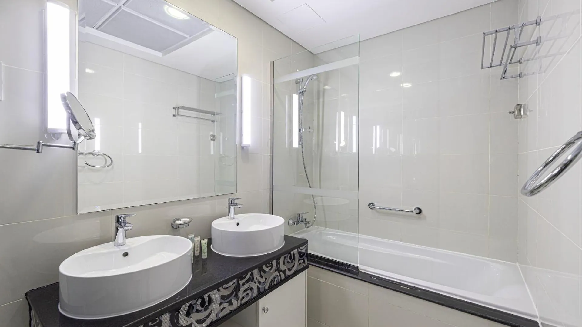2 Minute Walk To Dubai Mall - 3 Bedroom Burj Khalifa View With Pool And Spa Apartment