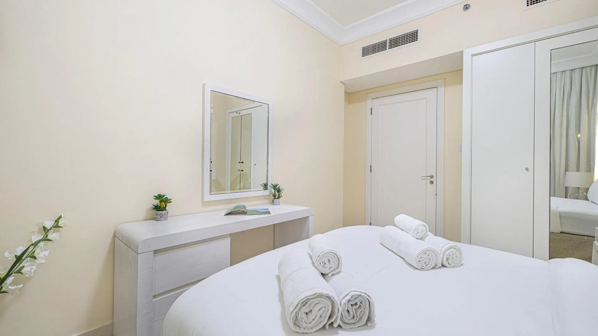 2 Minute Walk To Dubai Mall - 3 Bedroom Burj Khalifa View With Pool And Spa