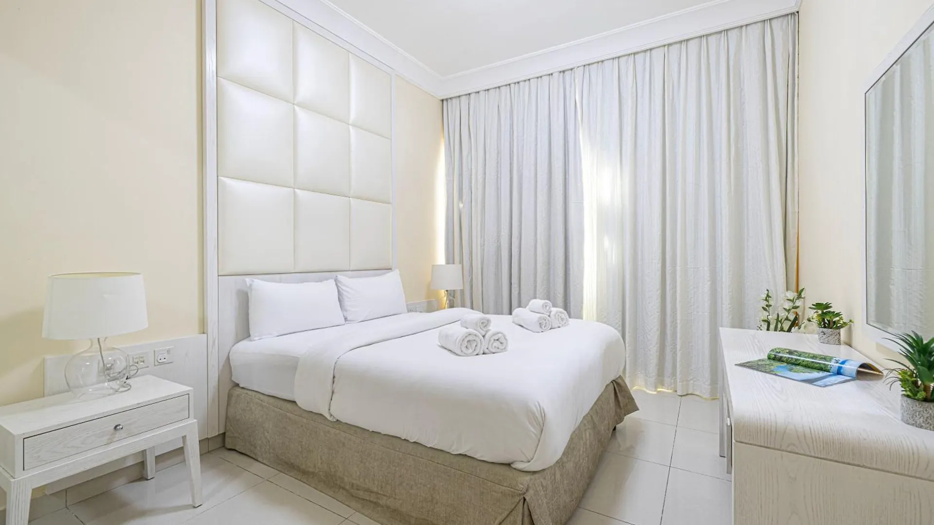 2 Minute Walk To Dubai Mall - 3 Bedroom Burj Khalifa View With Pool And Spa Apartment