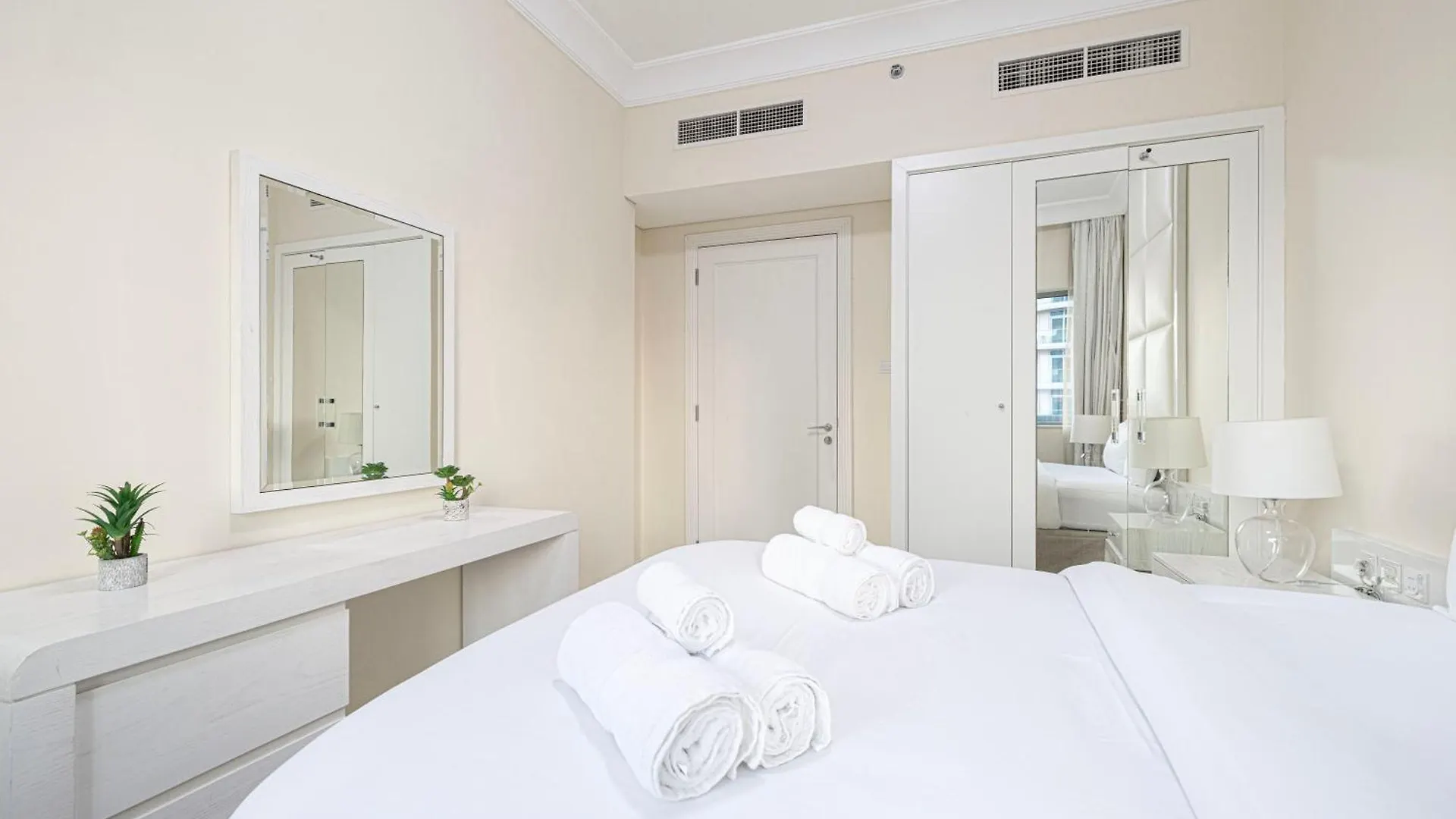 2 Minute Walk To Dubai Mall - 3 Bedroom Burj Khalifa View With Pool And Spa Apartment