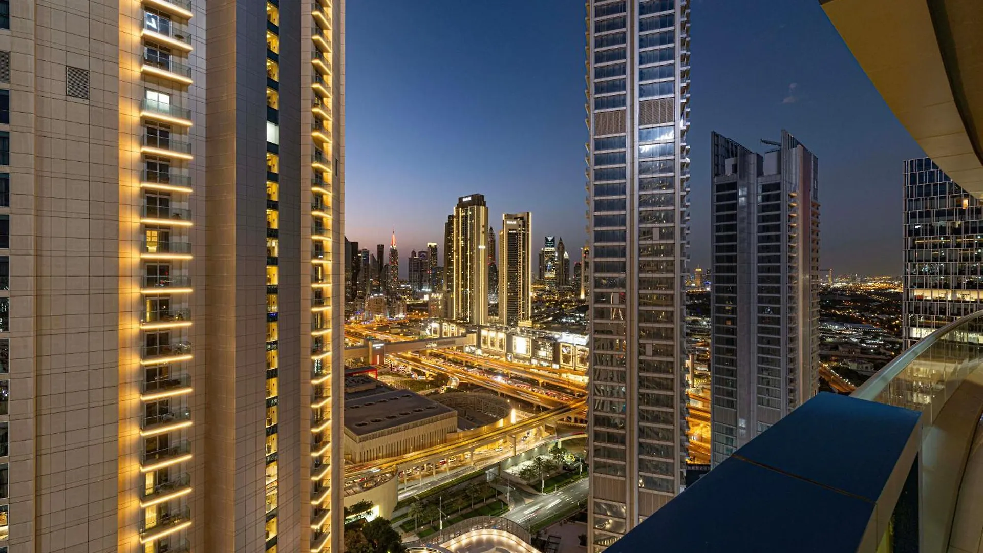 Apartment 2 Minute Walk To Dubai Mall - 3 Bedroom Burj Khalifa View With Pool And Spa