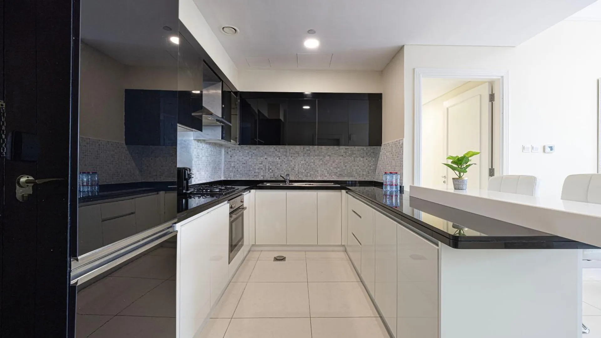 2 Minute Walk To Dubai Mall - 3 Bedroom Burj Khalifa View With Pool And Spa Apartment