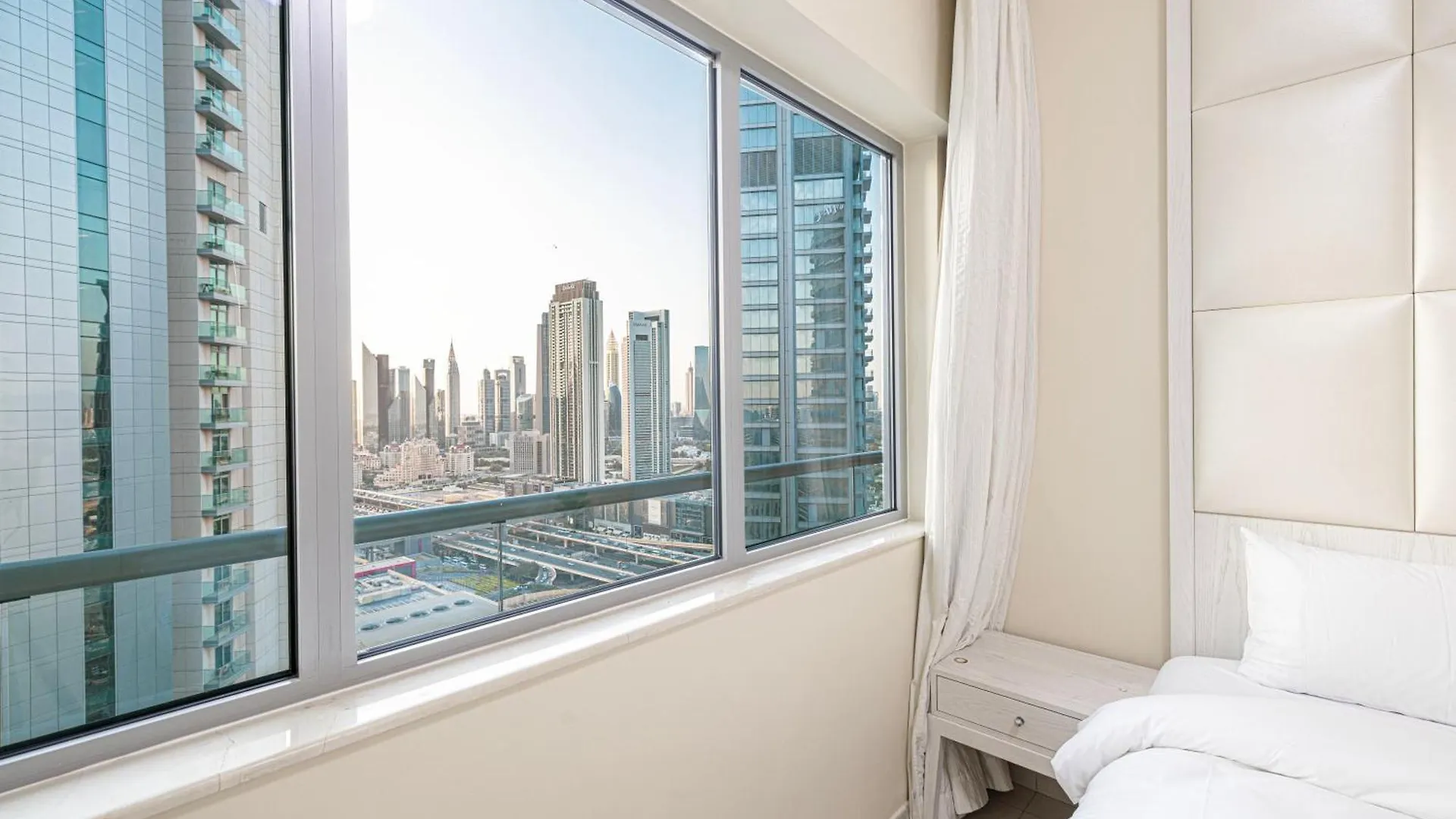 2 Minute Walk To Dubai Mall - 3 Bedroom Burj Khalifa View With Pool And Spa Apartment
