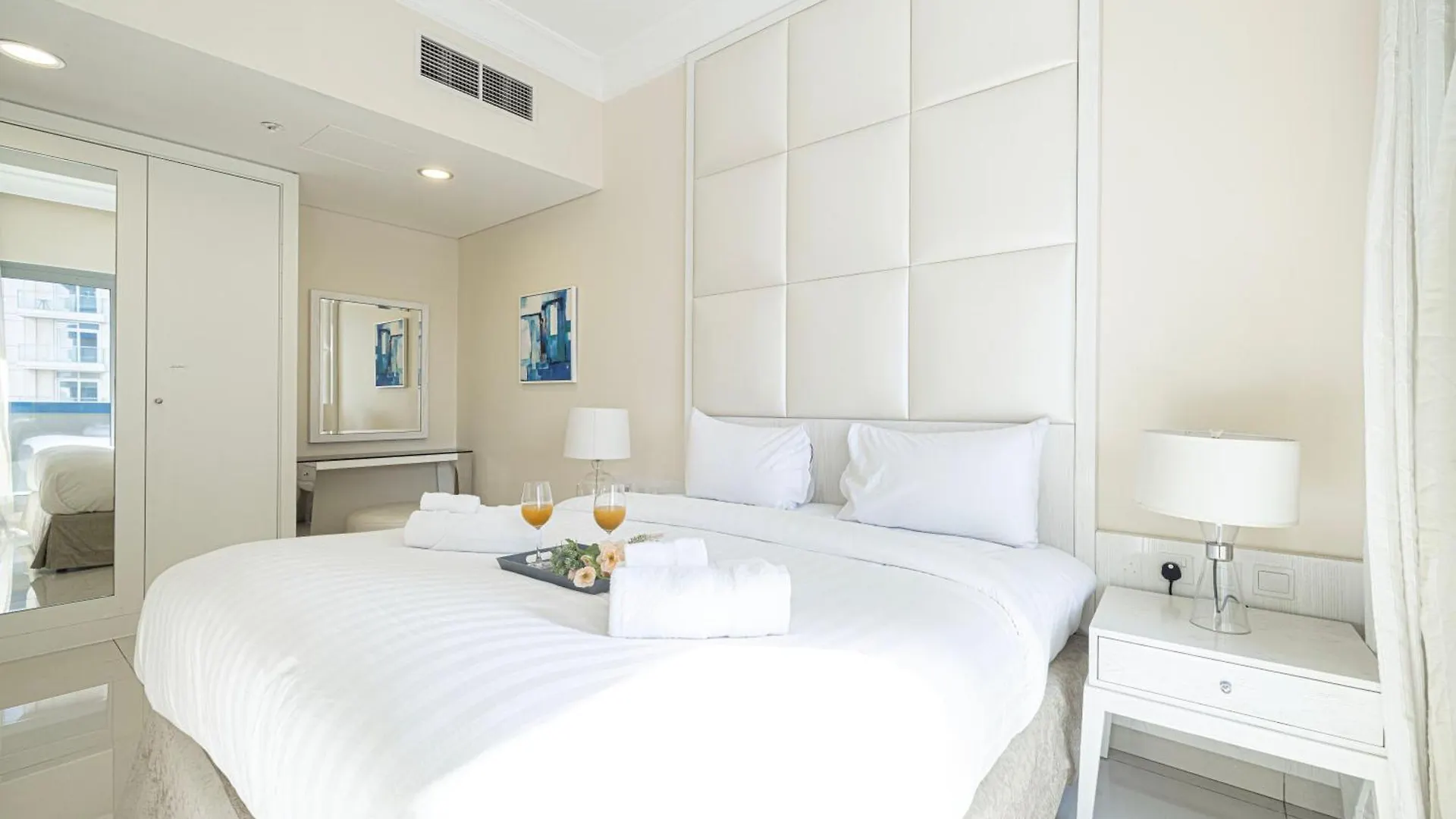 Apartment 2 Minute Walk To Dubai Mall - 3 Bedroom Burj Khalifa View With Pool And Spa